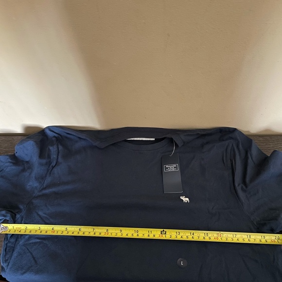 NEW WITH TAGS Abercrombie t shirt - Picture 2 of 2
